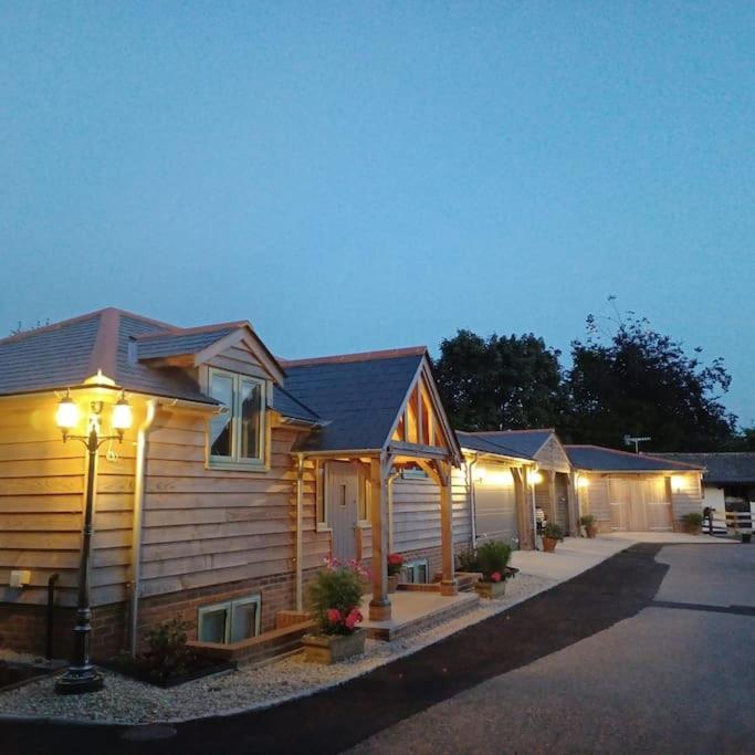 Byre - Farm Cottage On 9 Acre Equestrian Small Holding Salisbury Exterior photo